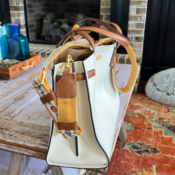 Tory Burch Emerson Bucket Bag. Color Ivorry. Condition is like New. - Picture 2 of 8